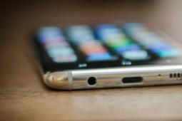 三星勇敢地为Galaxy S8提供耳机插孔