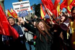 西班牙的华人纷纷走上马德里街头 对西班牙第二大银行BBVA大规模冻结华人账户表示抗议