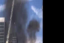 在33层高的Canary Wharf塔顶上发生火灾
