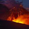 意大利的埃特纳火山在火山爆发的新阶段喷出熔岩