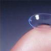 科学家制造隐形眼镜 当你眨眼两次时会变焦
