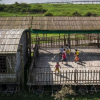 孟加拉国的这所防水竹子学校可以解决因气候变化导致海平面上升的问题