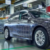 BMW iNext电动SUV预告片带我们进入一个秘密的原型工厂