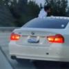 宝马3系驾驶员在高速公路上巡航时拍摄了坐在窗户上的画面