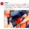 九江江洲2000余青壮年回乡抗洪 被洪水围困女孩趴消防员背上睡着