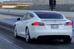 特斯拉Model S的性能降低了10.45秒的四分之一英里