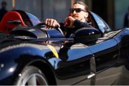 Zlatan Ibrahimovic驾驶他的法拉利Monza SP2