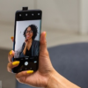 照片提示Oppo可折叠手机上的弹出式相机