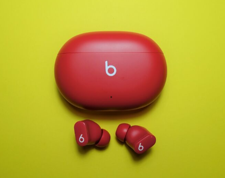 Beats最新的真无线耳塞设计小巧具有主动降噪功能