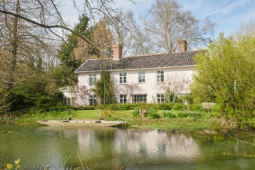 两位诺福克作家的河滨住宅以675000英镑的价格出售